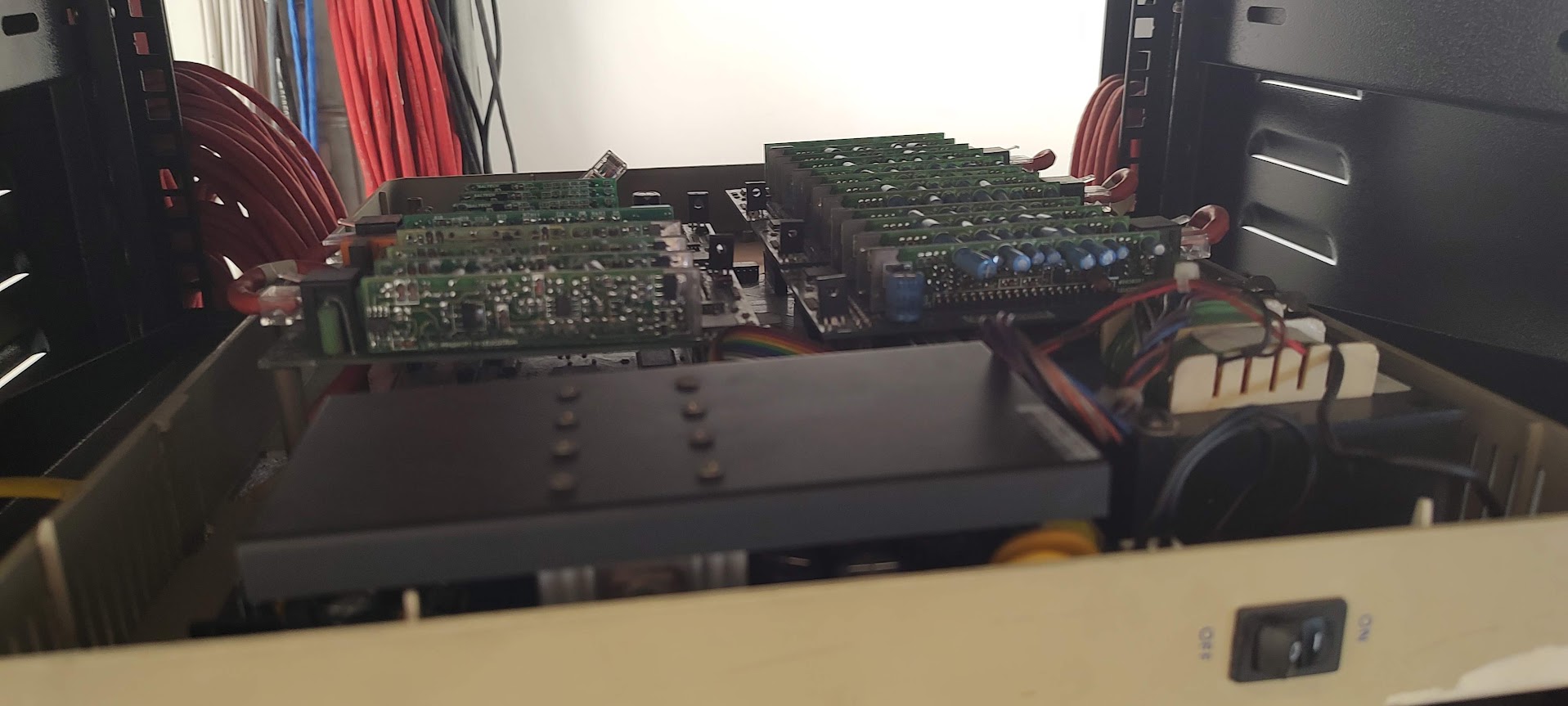 Placas eletrônicas de centrais em manutenção